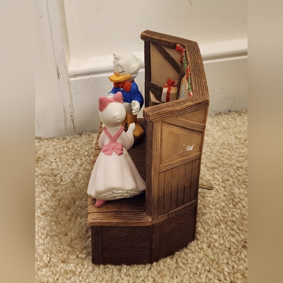 Deck The Halls Musical Wind Up Figurine Hand Painted Disney Schmid Daisy Donald - Picture 4 of 5